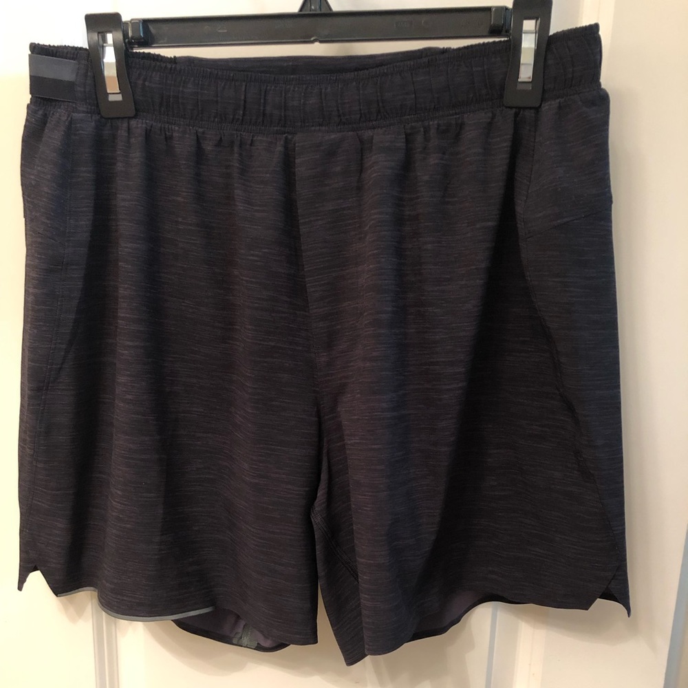 Lululemon! 💪🏻 Pace Breaker Lined Short 5” in black - patterned.  Size L.